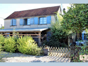 À vendre proche Saint-Sauveur-en-Puisaye, Yonne (89): ancien hôtel/café de village transformé en maison spacieuse 11 pièces (5 chambres, 2 studios indépendants), 400 m²