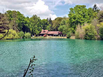 Propriété de loisir à vendre Gien Loiret 45: maison 200 m² 8 pièces, 4 étangs eaux closes, 8 ha. Terrain boisé.